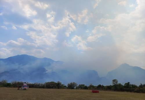 Video: Trabajan combatientes para sofocar incendio forestal en Almoloya de Alquisiras